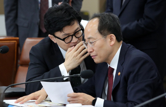 추경호 경제부총리 겸 기획재정부 장관과 한동훈 법무부 장관이 29일 서울 용산 대통령실 청사에서 윤석열 대통령 주재로 열린 제15차 비상경제민생회의에 참석, 대화하고 있다. 대통령실통신사진기자단=연합뉴스